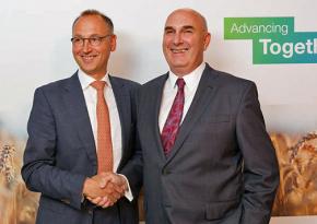 Figure 5: Bayer CEO Werner Baumann (left) greets his Monsanto counterpart Hugh Grant